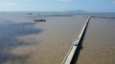 까마우성, 공항, 항구, 고속도로 투자 유치