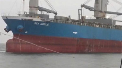 붕따우 해상에서 외국 화물선과 충돌한 어선 11명 구조