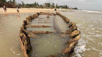 호이안 해변에 노출된 옛 난파선