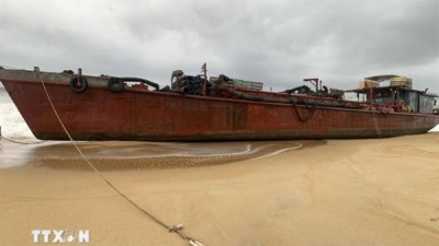 꽝응아이 해역에서 유류 실은 화물선 좌초