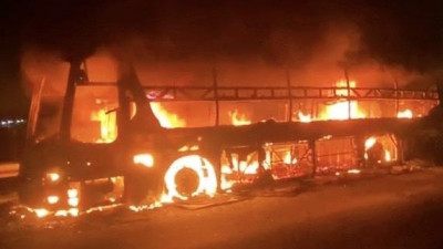 호찌민시-쭝르엉 고속도로 버스 화재, 심각한 교통 체증 유발