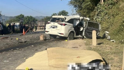 자동차와 트럭 충돌로 4명 사망, 2명 중상