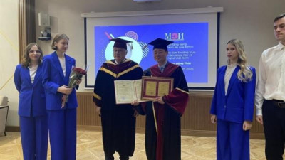 베트남 교수, 모스크바 연구소에서 명예 박사 학위 수여