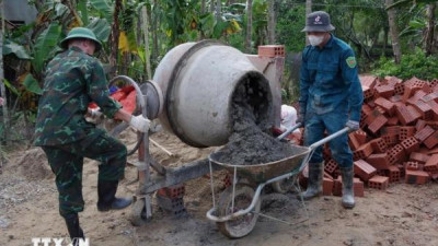 홍수 피해 이재민 주택 건설 지원 위해 벽돌 100만 장 무상 수송