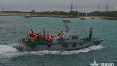 해군 제4군사령부, 송뚜따이섬에 어민 52명 안전하게 구조
