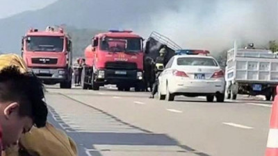트럭 화재로 깜람-빈하오 고속도로 1km 이상 정체
