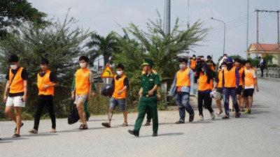캄보디아 불법 체류 베트남인 160여명 동탑성 국경경비대 통해 송환