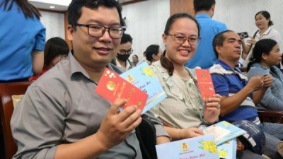 호찌민시 노동조합, 노동자들에게 설 선물 전달