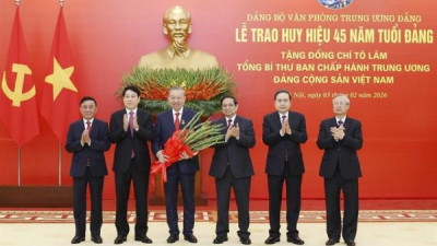 토람 당서기장, 45년 당원 기념 배지 수여식 개최