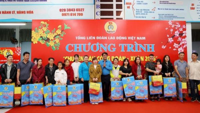 약 3,000명 노동자, 설날을 맞아 고향으로 돌아가기 위한 무료 기차표 받아